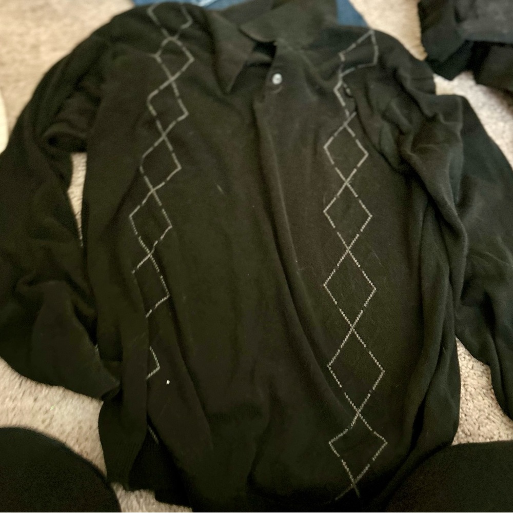 Size medium men’s black sweater